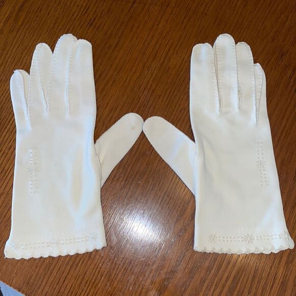 Vtg mid Century cream colored cotton gloves with bead & embroidered design - Picture 2 of 6